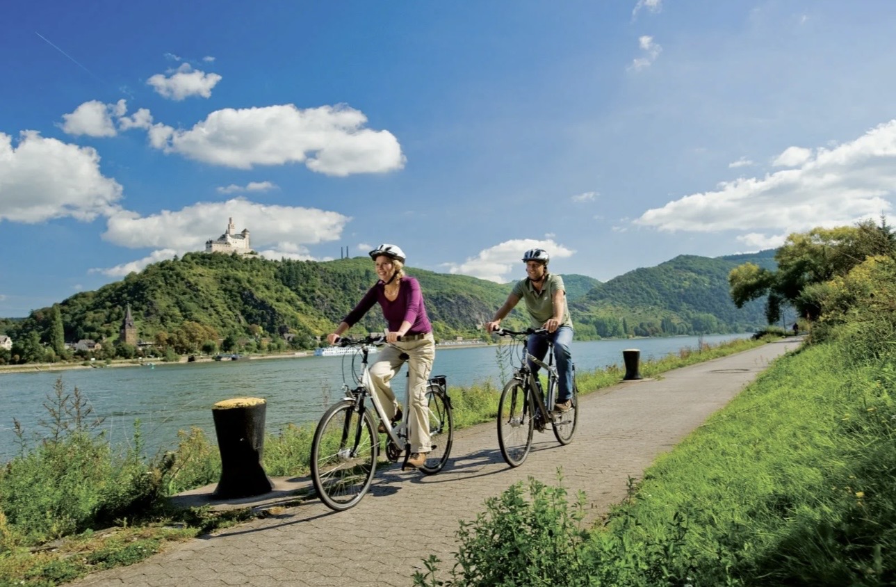 Radweg am Rhein