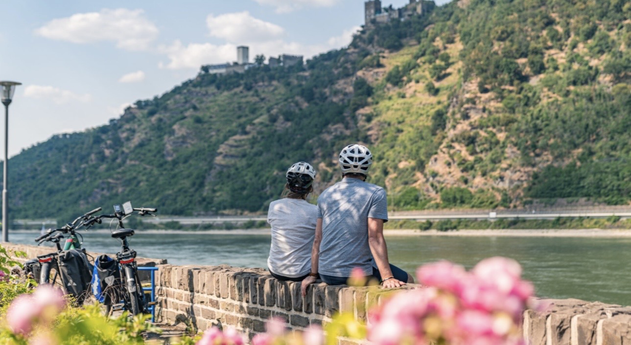 Radfahrer plant Route auf Karte